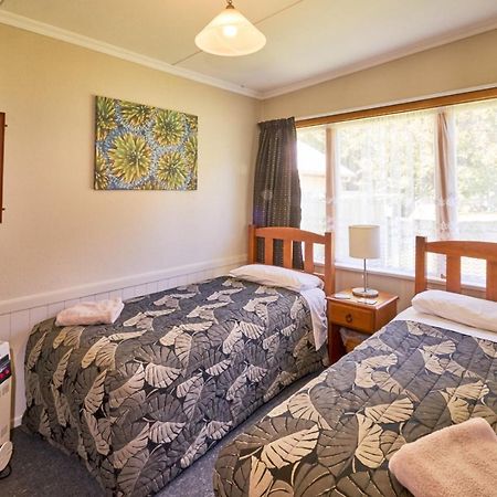 Accommodation Fiordland The Bach - One Bedroom Cottage At 226B Milford Road テアナウ エクステリア 写真