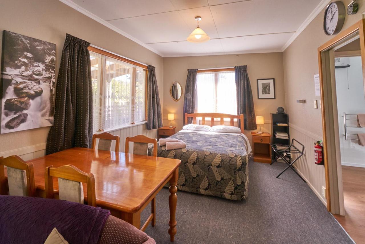 Accommodation Fiordland The Bach - One Bedroom Cottage At 226B Milford Road テアナウ エクステリア 写真