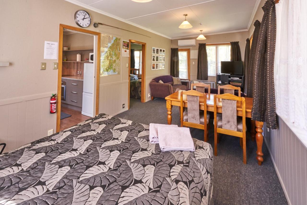 Accommodation Fiordland The Bach - One Bedroom Cottage At 226B Milford Road テアナウ エクステリア 写真