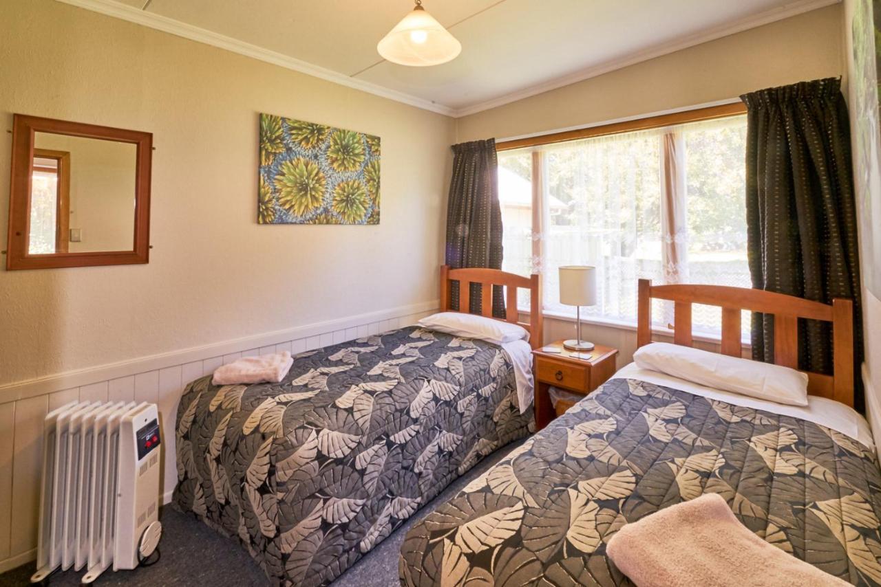 Accommodation Fiordland The Bach - One Bedroom Cottage At 226B Milford Road テアナウ エクステリア 写真