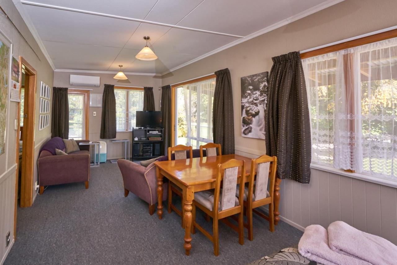 Accommodation Fiordland The Bach - One Bedroom Cottage At 226B Milford Road テアナウ エクステリア 写真