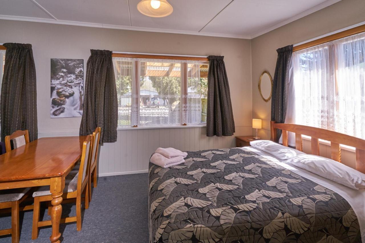 Accommodation Fiordland The Bach - One Bedroom Cottage At 226B Milford Road テアナウ エクステリア 写真